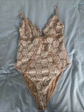 Lace Floral Bodysuit in Nude